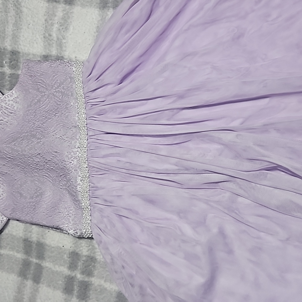 Es un vestido para niña de 10 años solo fue puesta una ves tengo más vestidos